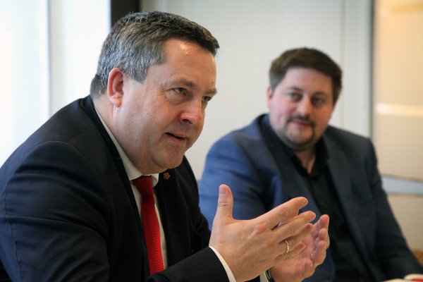 Offenes Gespräch: Landrat Dr. Axel Lehmann (links) spricht im Interview mit der LZ über Hass-Mails, die Kritik an seiner Öffentlichkeitsarbeit und auch über seine Ideen für eine neue Polizeistruktur. Mit im Bild: Steffen Adams, Pressesprecher des Kreis Lippe. - © Bernhard Preuss