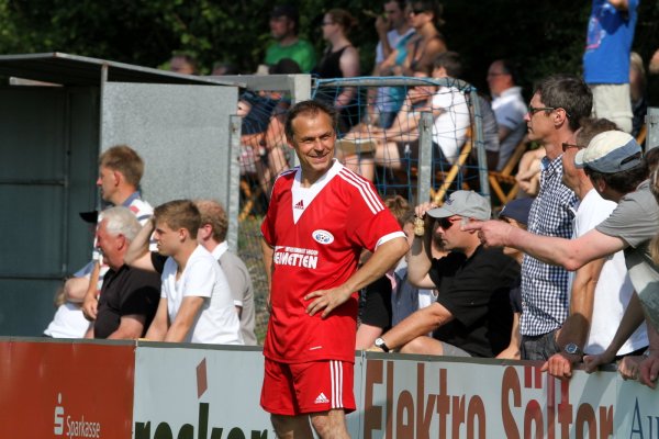 Weltmeister Olaf Thon trägt in Blomberg königsblau statt rot. - © Jörg Hagemann