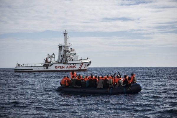 Gefährliche Tour übers Mittelmeer: Flüchtlinge die auf einem Schlauchboot im Mittelmeer treiben freuen sich über die Ankunft eines Schiffes der spanischen Nichtregierungsorganisation Pro Activa Open Arms. - © Javier Fergo/AP/dpa