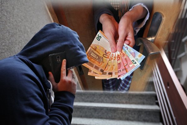 Vor allem Senioren fallen auf die Tricks der Betrüger rein. Sie kennen die Menschen nicht persönlich, glauben ihnen aber am Telefon und geben ihnen ihr Geld. - © Picasa/Montage Preuss