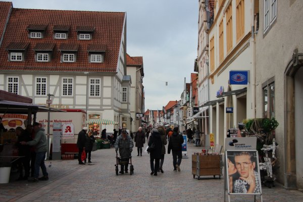 Noch ist die Mittelstraße belebt, doch immer mehr Kunden sind online unterwegs. Davon könnte auch der stationäre Handel profitieren. - © Katrin Kantelberg