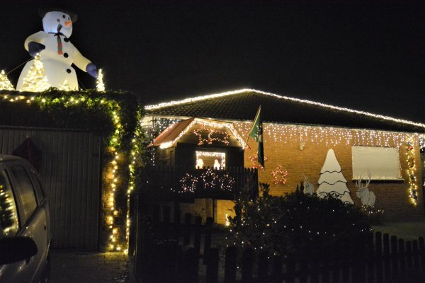 Auf der Garage thront ein Schneemann, direkt neben ihm schauen aus dem Spielhaus der Kinder ein Weihnachts- und ein Schneemann heraus. Um das gesamte Haus herum ziehen sich Lichterketten und immer wieder neue weihnachtliche Eindrücke. Fotos: Karin Prignitz - © Karin Prignitz