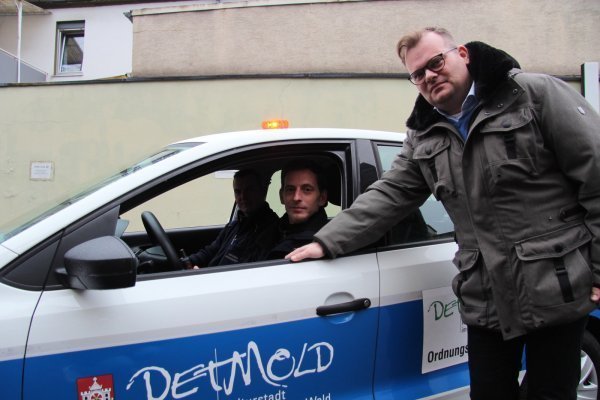 Ordnungsdienst Detmold: Hier sitzen Rafael Rathmann und Fabian Matzen in ihrem Dienstwagen und tauschen sich mit Teamleiter Peer Reese aus. - © Nadine Uphoff