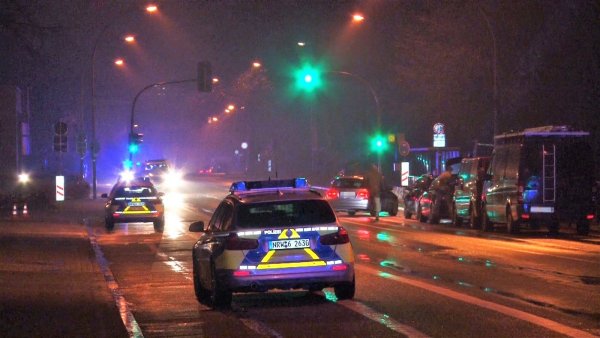 Polizei ist im münsterländischen Lengerich im Einsatz. In der Stadt wurde ein mutmaßlichen Geiselnehmer festgenommen. - © -/Nord-West-Media TV/dpa
