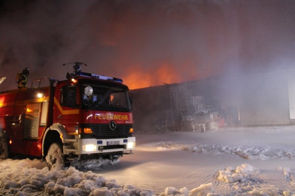 Die Feuerwehr war beim Großbrand im September an der Ladestraße über vier Tage beschäftigt. Ein Polizist wurde bei dem Feuer verletzte. Aktuell gehen die Beamten von Brandstiftung aus. - © Daniel Hobein