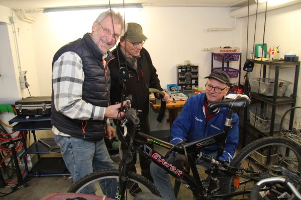Wolfgang Benner, Gerhard Rädeker und Herbert Hagedorn (von links) machen ein Fahrrad alltagstauglich und schrauben fehlende Komponenten wie ein Schutzblech an. Dabei fachsimpeln die Schrauber natürlich auch gerne. - © Dieter Asbrock