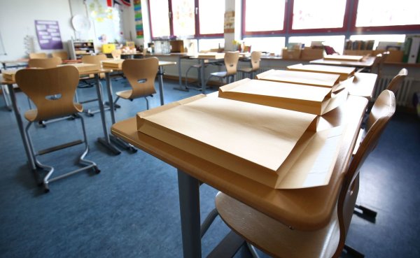 Wegen Corona geschlossene Schule: "Dringend einheitliche Kriterien". - © picture alliance/C. Erler