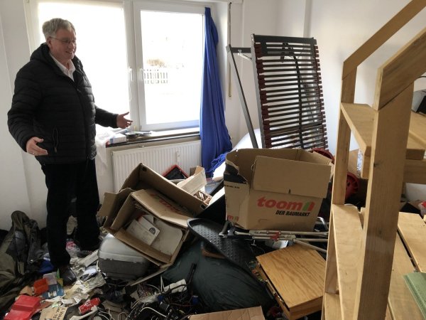 Hans Wehmeier, Vorsitzender von „Haus & Grund“ in Bad Salzuflen, in einem der Zimmer der Erdgeschosswohnung in Schötmar. Wie Menschen hier leben konnten, ist kaum vorstellbar. Fotos: Thomas Reineke - © Thomas Reineke