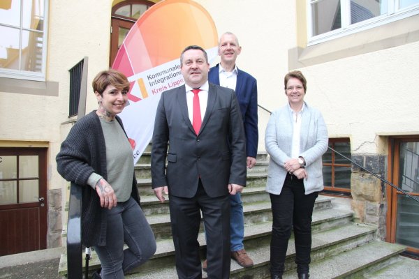 Gemeinsam arbeiten (von links) Esra Gleim, Landrat Dr. Axel Lehmann, Bürgermeister Stefan Rother und Sabine Beine (Leitung Fachdienst Soziales und Integration Kreis Lippe) an der positiven Entwicklung der Stadt. Foto: Kirsten Fuhrmann - © Kirsten Fuhrmann