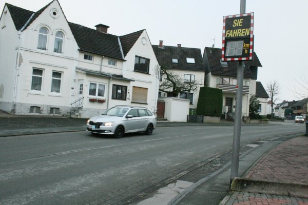 Zeigt Autofahrern die gefahrene Geschwindigkeit an: eines von zwei in der Barntruper Hagenstraße installierten Dialog-Displays.  - © Sylvia Frevert