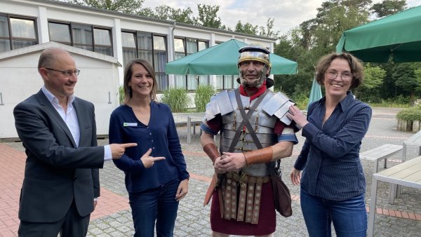 Ein römischer Legionär mit voller Bewaffnung bildete einen echten Blickpunkt beim Vortragsabend im Haus Neuland mit Karl Banghard (v. l.), Nadja Bilstein, Seminarleiterin für politische Bildung, Ulrich Knust und Dr. Bettina Tremmel. - © Horst Biere