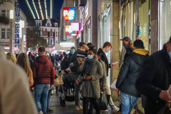 Maskenball beim Late-Night-Shopping: Meist diszipliniert verhielten sich die Menschen am Samstag. - © Sarah Jonek