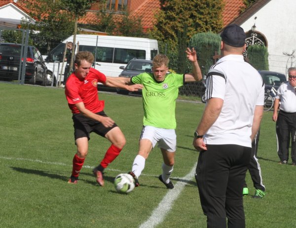 Julian Jobstmeier von der SG Hiddesen-Heidenoldendorf setzt sich vor den Augen seines Trainers Markus Rüschenpöhler (rechts) gegen den Brakeler Marc Schuster (links) durch. - © Sebastian Lucas