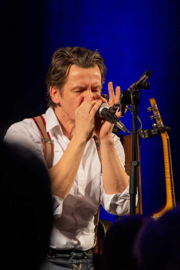 Peter "Crow C" Krause auf der Bühne. - © Raphael Bartling