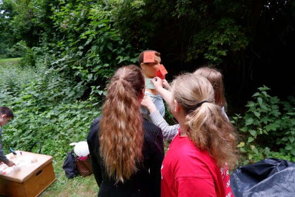 In der Übung „Mach mich nicht an" gilt es für die Schüler jene Körperstellen zu markieren, an denen sie nicht von Fremden berührt werden möchten. - © Lorraine Brinkmann