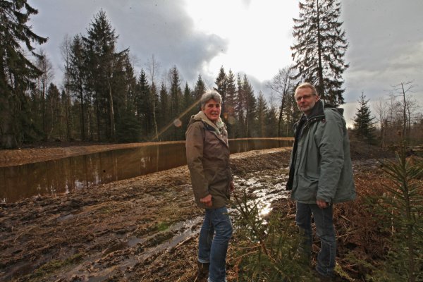 Matthias Füller, Leiter der Biologischen Station Schieder, und Susanne Hoffmann, die stellvertretende Leiterin der Forstabteilung des Landesverbandes. - © Vera Gerstendorf-Welle