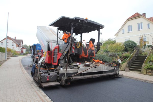 Mit dem Einsatz des Asphaltfertigers gehen die Arbeiten auf dem Abschnitt IVa dem Ende entgegen. - © Jens Rademacher