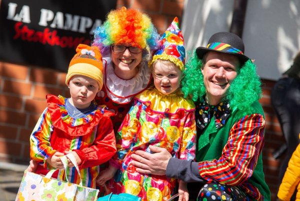 Bunt kostümiert stehen die heimischen Närrinnen und Narren an der Strecke. - © Niklas Tüns
