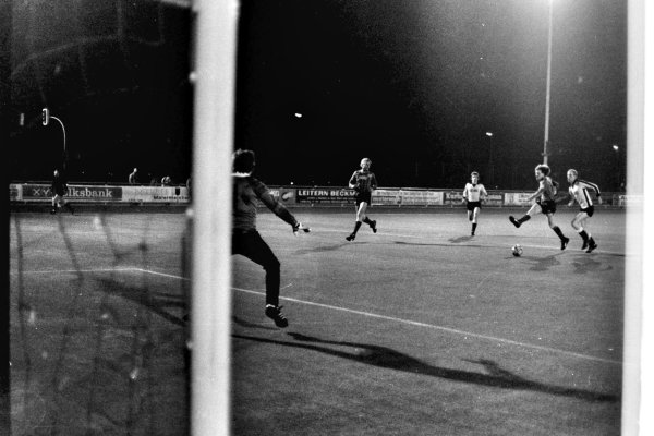 Flutlicht über Lippes erstem Kunstrasen: Osnabrücks Paul Linz hat abgezogen. - © Jörg Hagemann