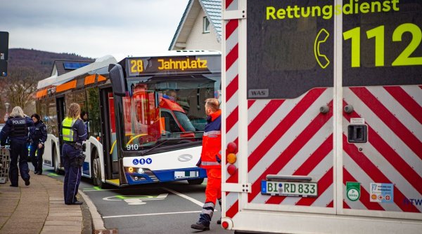 Polizei und Rettungskräfte sind wegen eines Bus-Unfalls im Einsatz. - © Mike-Dennis Müller