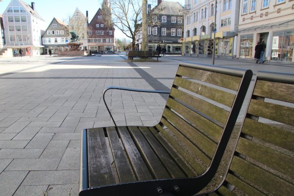Die Detmolder Innenstadt ist trotz strahlendem Sonnenschein am gestrigen Sonntag wie leer gefegt – nur vereinzelte Spaziergänger sind zu sehen. Foto: Dieter Asbrock - © Dieter Asbrock