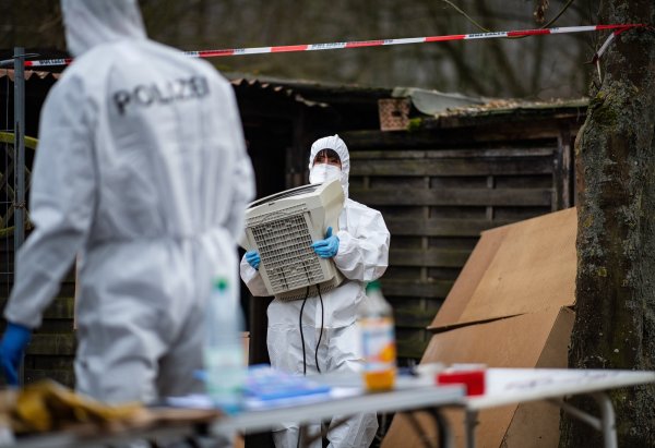Mit vielen Tagen Verzögerung hat die Spurensicherung den Campingplatz gründlich durchsucht. - © Guido Kirchner/dpa