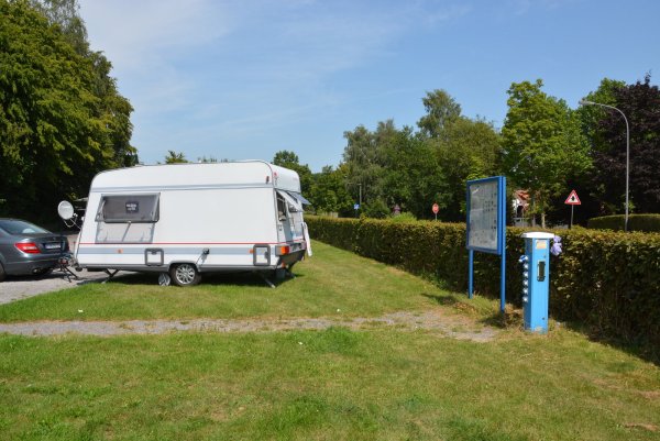 Unscheinbar: Noch ist der Wohnmobilstellplatz am Blomberger Ostring nicht besonders attraktiv. Oft campieren hier unberechtigterweise auch Wohwagengespanne. Für 60.000 Euro soll der Platz modernisiert werden. - © Tanja Watermann