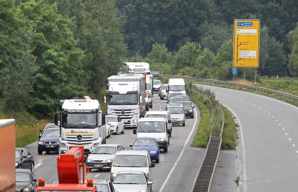 Im Stau schlug das Trio aus einem weißen VW zu. Die Polizei sucht Zeugen. - © Frank-Michael Kiel-Steinkamp