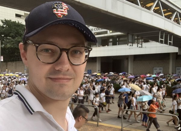 Ein „Selfie" zeigt das Ausmaß: Markus Burmeister bei einem Protest auf Hongkongs Straßen. - © Markus Burmeister