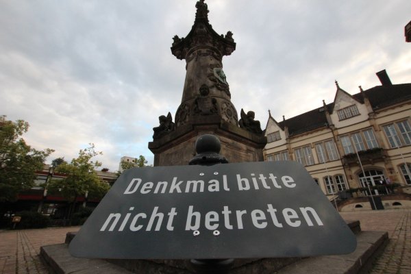 Das Franz-Hausmann-Denkmal auf dem Marktplatz in Horn ist sanierungsbedürftig. IHG und Heimatverein möchten - als IHK-Maßnahme - den Sandstein reinigen und kleinere Schäden ausbessern lassen. - © Patrick Bockwinkel