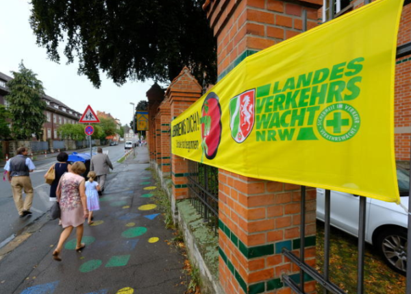 Morgendlicher Schulweg zur Bachschule an der Emilienstraße: Es sind Hol- und Bringzonen eingerichtet, der Fußweg zur Schule wurde markiert – auch die Parkregeln und Beschilderungen wurden geändert.  - © Sven Koch