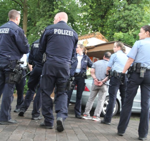 Einer der mutmaßlichen Rädelsführer, kurz bevor er von Beamtinnen abgeführt wird. - © Jobst Lüdeking
