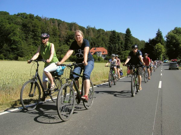 Protest auf der B 238: Mehrfach haben Bürger für einen Radweg an der Bundesstraße demonstriert – wie hier im Juni. - © Wulf Daneyko
