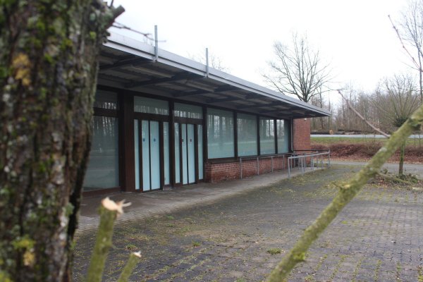 Steht seit der Schließung leer: der Aldi in Schieder. - © Michaela Weiße