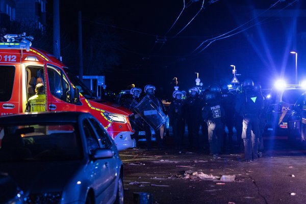 In Solingen musste die Polizei gegen Böllerwerfer vorgehen. - © Christoph Reichwein