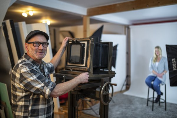 Fotograf Dirk Neumann stellt seine Fachkamera scharf und bereitet alles für den späteren Moment der Aufnahme vor. - © Torben Gocke