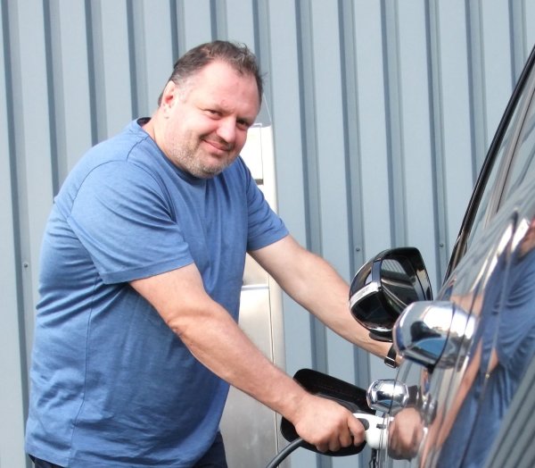 Fährt elektrisch: Wolfgang Frey lädt sein Auto am Bruchweg in Lemgo mit Strom. - © Axel Bürger