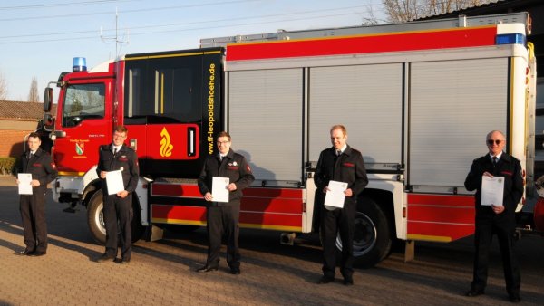 Glückwünsche und Urkunden gab es für Eric Diekmeier (v. l.), Max Schewe, Marvin Mäscher und Bastian Nordmeyer, die nun allesamt Brandmeister sind, und für den neuen Brandoberinspektor Lars Koppmann. - © Freiwillige Feuerwehr Leopoldshöhe