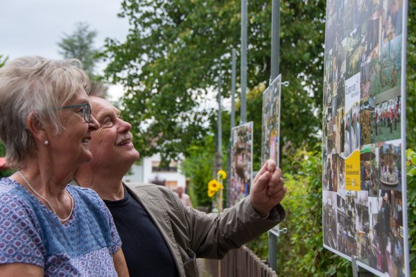 Erinnerungen: Barbara und Wolfgang Dobroschke an einer Fototafel. - © Raphael Bartling