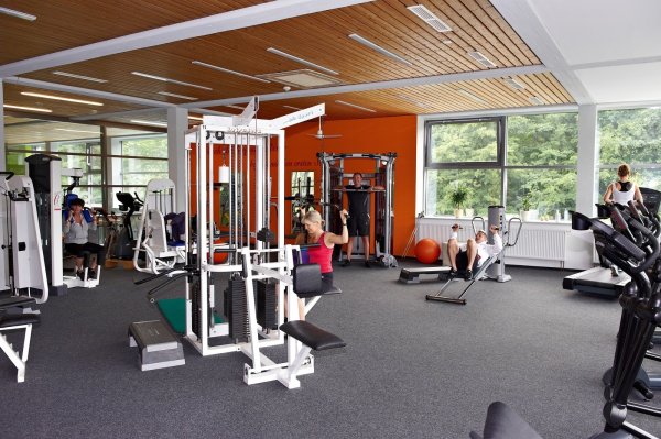 Hier kann man sich richtig austoben: Frauen und Männer jeden Alters trainieren im großen Fitnessbereich des Badehauses. - © Rainer Suelberg