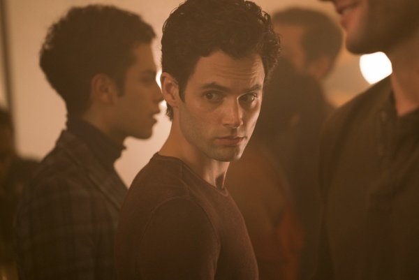 Joe Goldberg (Penn Badgley) verliebt sich auf den ersten Blick in "Beck" (Elizabeth Lail). - © Netflix
