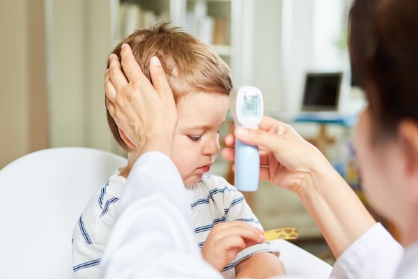 Hohes, lange andauerndes Fieber bei Kindern ist eines der Hauptsymptome von PIMS. - © picture alliance