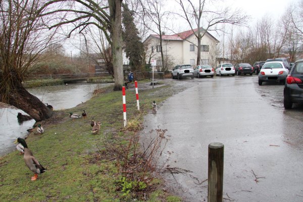 Hinter dem städtischen Parkplatz an der Stauffenbergstraße könnte eine Hol- und Bringzone für Schulkinder eingerichtet werden. - © Cordula Gröne