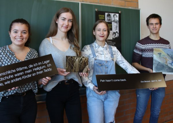 20 Schülerinnen und Schüler haben sich intensiv mit der Geschichte der Ermordeten befasst. Stellvertretend zeigen (von links)Haley Gehrke, Alea Burkamp, Carolin Rileit und Lennart Groth Exponaten der Ausstellung zum 27. Januar, die im Stadtgymnasium zur zentralen Gedenkveranstaltung zu sehen sein wird. - © Stadt Detmold