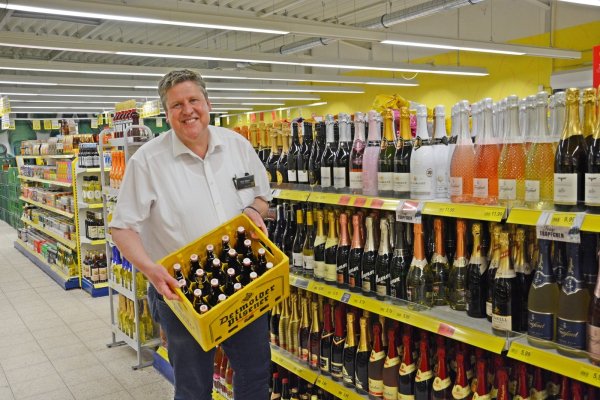 Zukunft: Olaf Mayer (53) schließt nach 18 Jahren seinen Edeka-Nahversorgermarkt und legt künftig seinen Fokus auf Getränke. Nach vierwöchiger Umbauphase eröffnet er auf gleicher Fläche einen Trinkgut-Getränkemarkt. Foto: Tanja Watermann - © Tanja Watermann