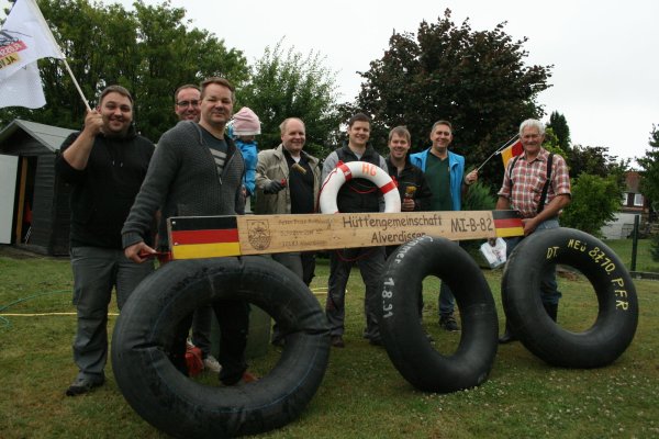 Freuen sich auf die viertägige Jubiläums-Floßtour auf der Weser: (von links) Alexander Huxoll, Sean Sander, Carsten Rieke mit Tochter Linda (sie reist nicht mit), Philipp Huxoll, Marcel Hein, Marcel Schäfer, Maik Rothhaus und Peter-Fritz Rothhaus. Foto: Sylvia Frevert - © Sylvia Frevert
