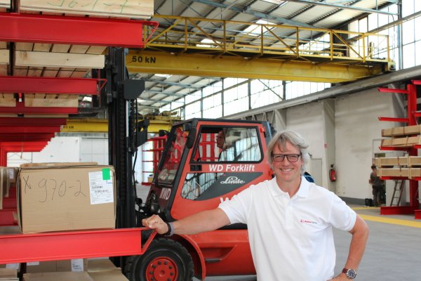 In der neuen Halle: Skyline Express Geschäftsführer Volker Sim freut sich über den neu gewonnenen Platz. - © Sandra Castrup