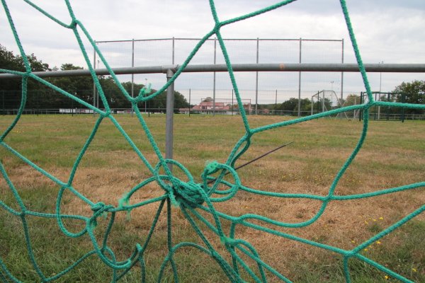 Flickwerk: Die Netze der Tore auf dem Übungsplatz am Schlingsbruch werden durch Kabelbinder zusammengehalten. Die Gemeinde will einen Fördertopf des Landes anzapfen, um Geld für die Aufwertung des Areals zu bekommen. - © Dieter Asbrock