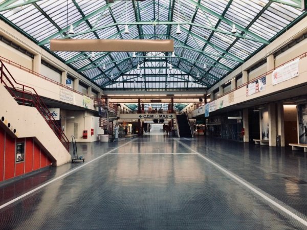 Ungewöhnliches Bild zum Semesterstart: die leere Unihalle. - © Universität Bielefeld/ J. Kopp
