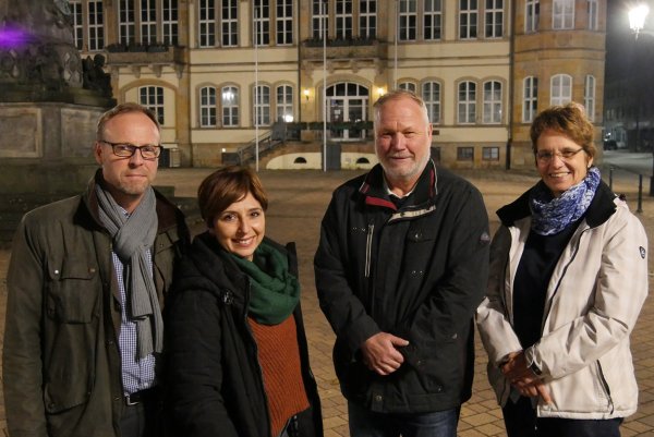 Streetworkerin Esra Gleim (2. von links) nimmt bald ihre Arbeit in Horn-Bad Meinberg auf, Heinz Blome (Leitung Sozialdienst Horn-Bad Meinberg), Michael Jacobsmeier (Fachbereichsleiter Bildung, Ordnung und Soziales Stadt Horn-Bad Meinberg) und Sabine Beine (Fachdienstleitung Soziales und Integration Kreis Lippe) (von links) heißen sie am neuen Arbeitsort willkommen. - © Kreis Lippe